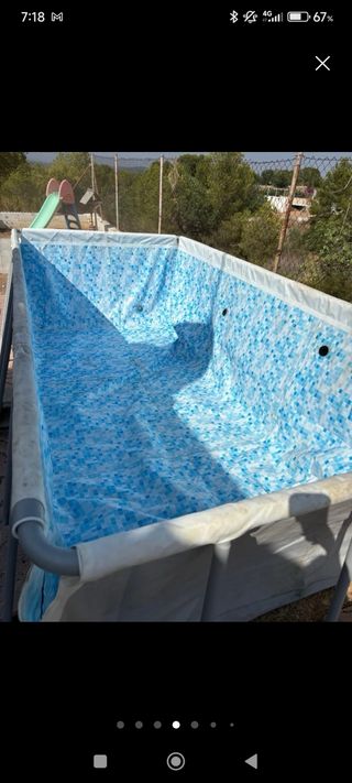 Piscina familiar azul y blanca