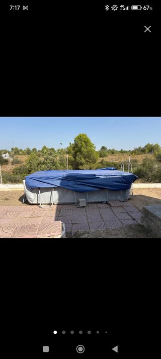 Piscina familiar azul y blanca