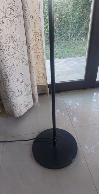 Lámpara de pie moderna plateada y negra