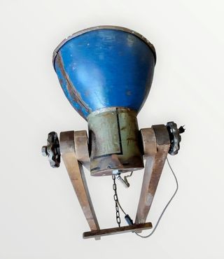 Lámpara industrial azul-verde con trípode madera