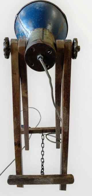 Lámpara industrial azul-verde con trípode madera