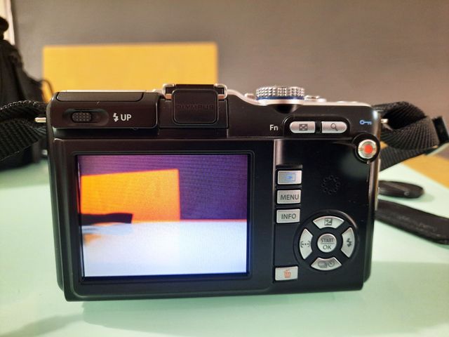 Cámara Digital Olympus PEN E-PL1 Negra