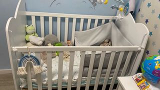 Cuna infantil con estrellas