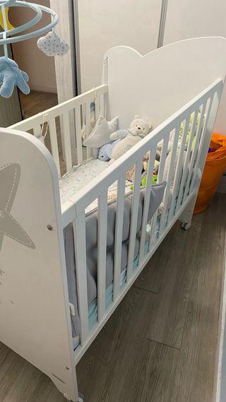 Cuna infantil con estrellas