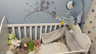 Cuna infantil con estrellas