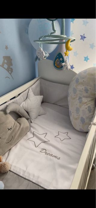 Cuna infantil con estrellas