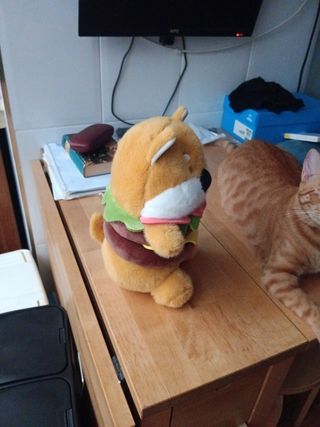 Peluche de perro hamburguesa