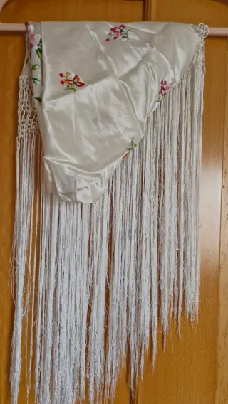 Mantoncillo de raso bordado con flecos