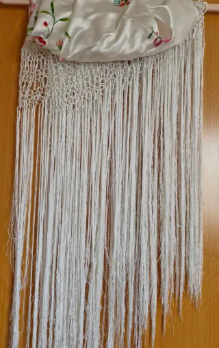 Mantoncillo de raso bordado con flecos