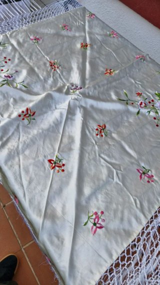 Mantoncillo de raso bordado con flecos