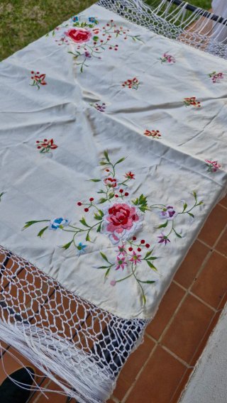 Mantoncillo de raso bordado con flecos