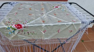 Mantoncillo de raso bordado con flecos