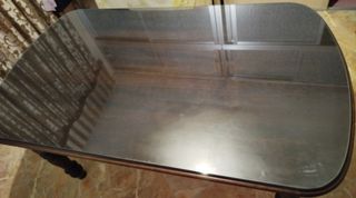 Mesa de salón clásica de madera y cristal