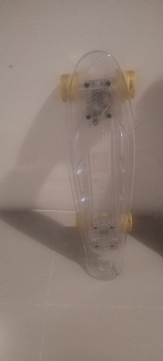 Monopatin CAROMA, regalo el otro tiene luces led. 