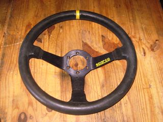 VOLANTE DEPORTIVO SEMI DESPLAZADO PIEL