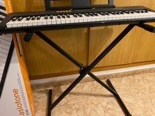 Casio CT-S100 Casi nuevo con base y caja
