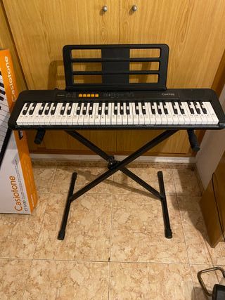 Casio CT-S100 Casi nuevo con base y caja