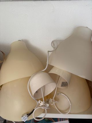 Lámparas de techo beige y blancas