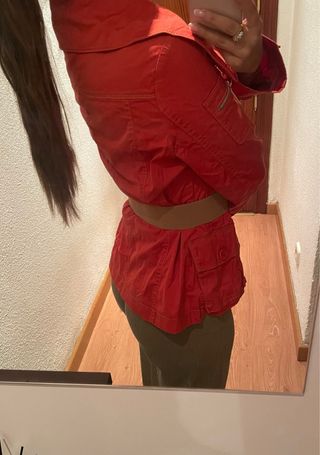Gabardina roja con cinturón