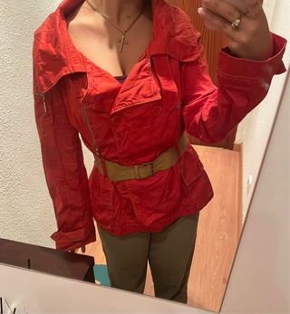 Gabardina roja con cinturón