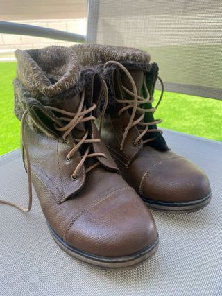 Botines Marrones con Cordones y Cuello Tejido