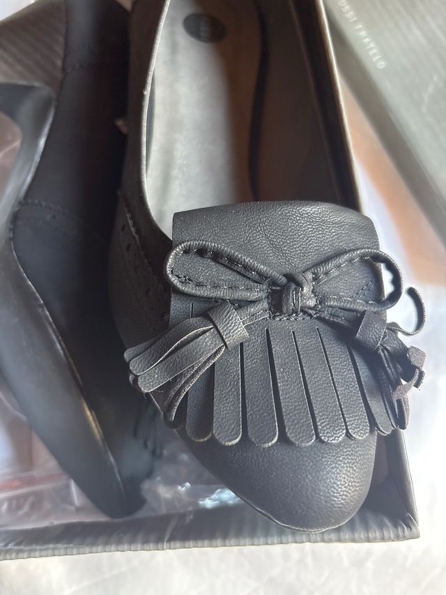 Zapatos de salón negros con flecos.38
