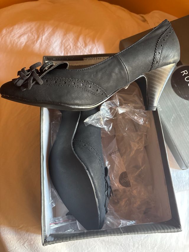 Zapatos de salón negros con flecos.38