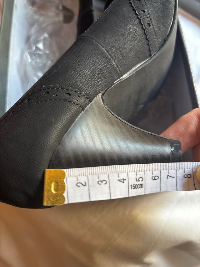 Zapatos de salón negros con flecos.38