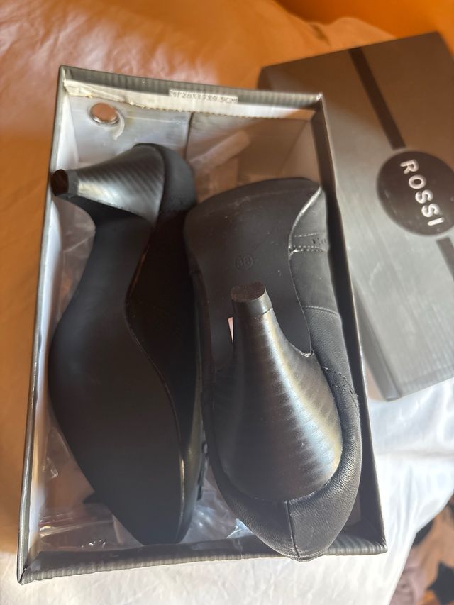 Zapatos de salón negros con flecos.38