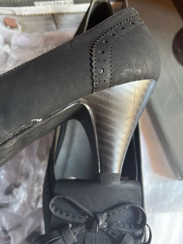 Zapatos de salón negros con flecos.38