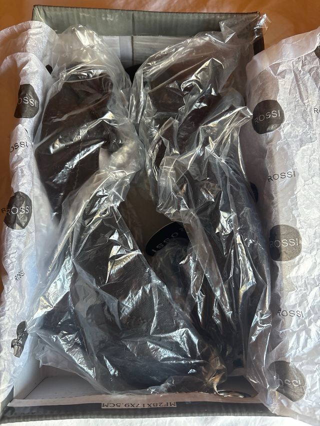 Zapatos de salón negros con flecos.38