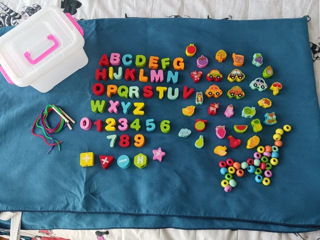 Juego de madera para ensartar letras y números