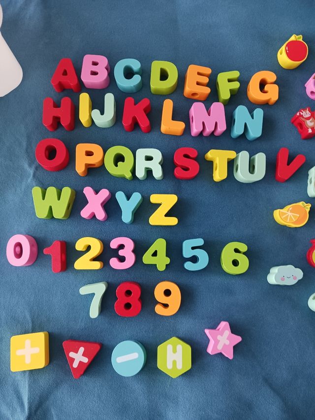 Juego de madera para ensartar letras y números