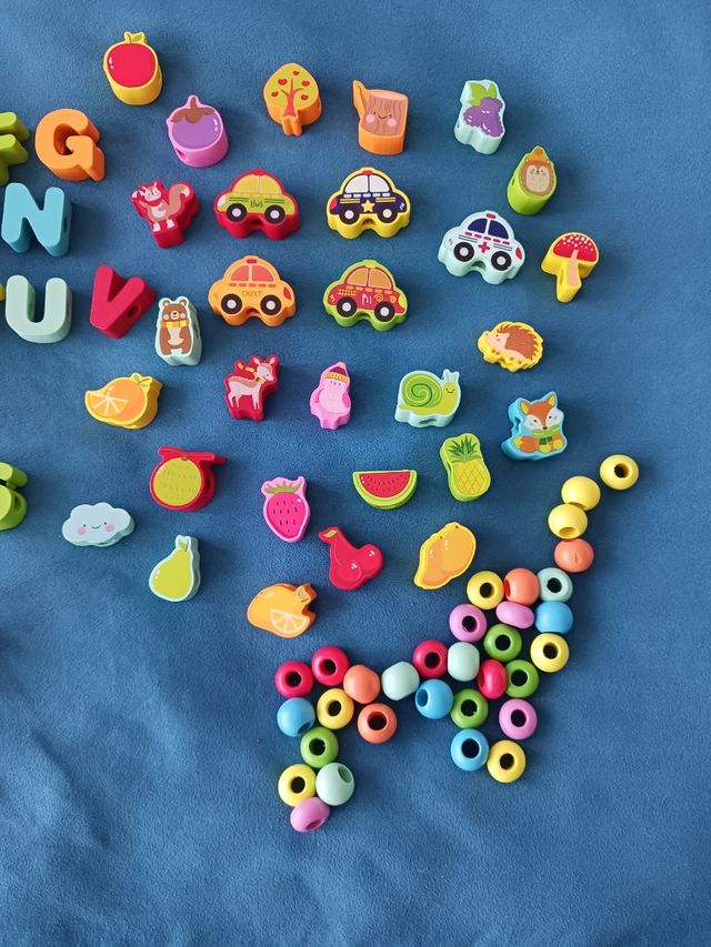 Juego de madera para ensartar letras y números