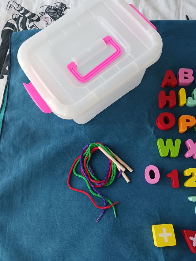 Juego de madera para ensartar letras y números