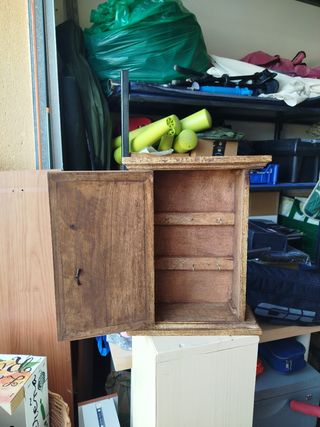 Guarda llaves de madera tallada