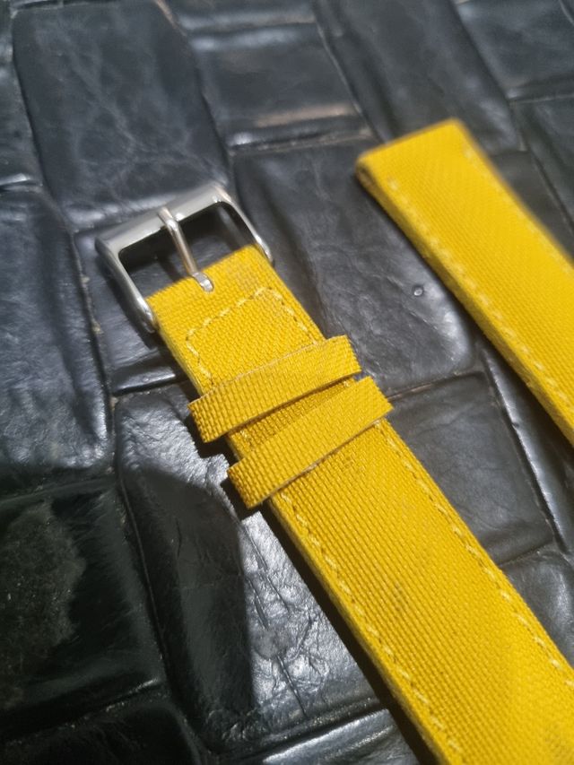 Cinturino vintage impermeabile giallo