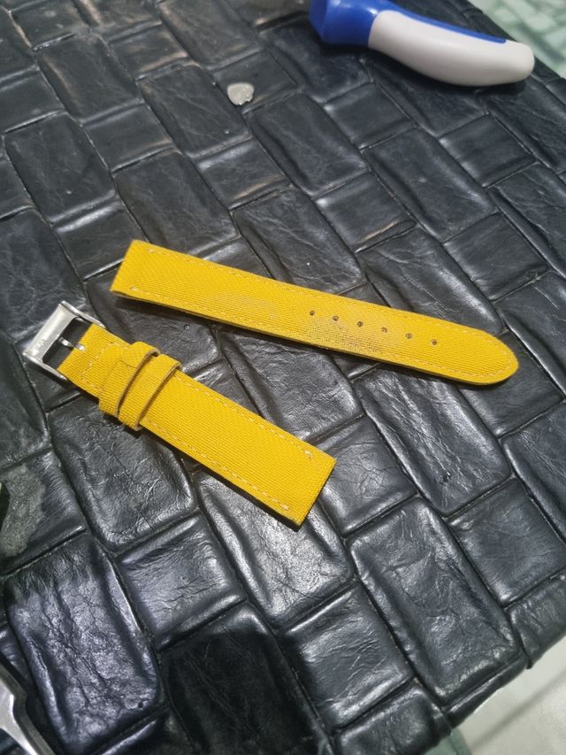 Cinturino vintage impermeabile giallo