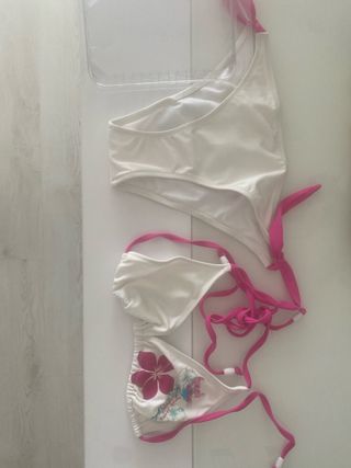 Bikini blanco y rosa con estampado floral