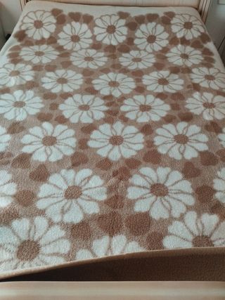 Manta de lana con flores marrones y blancas