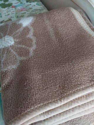 Manta de lana con flores marrones y blancas