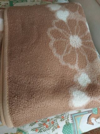Manta de lana con flores marrones y blancas