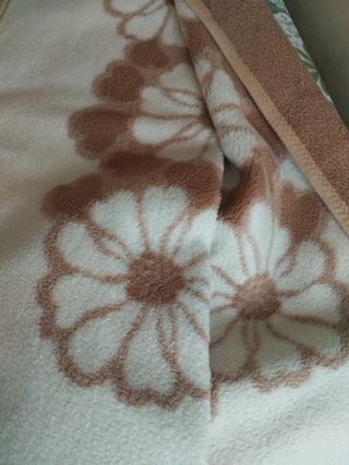 Manta de lana con flores marrones y blancas