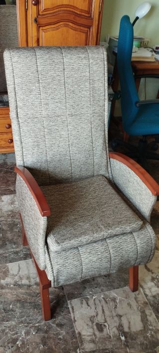 Sillones de tela y madera