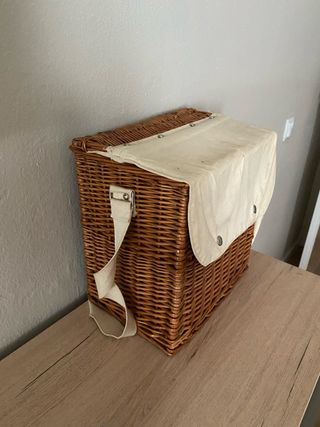 Cesta de picnic de mimbre y tela con platos 