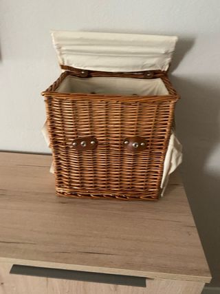 Cesta de picnic de mimbre y tela con platos 