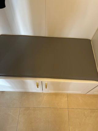 Mueble recibidor blanco y gris