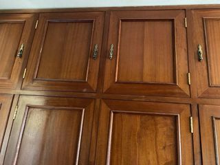 Armario de madera maciza