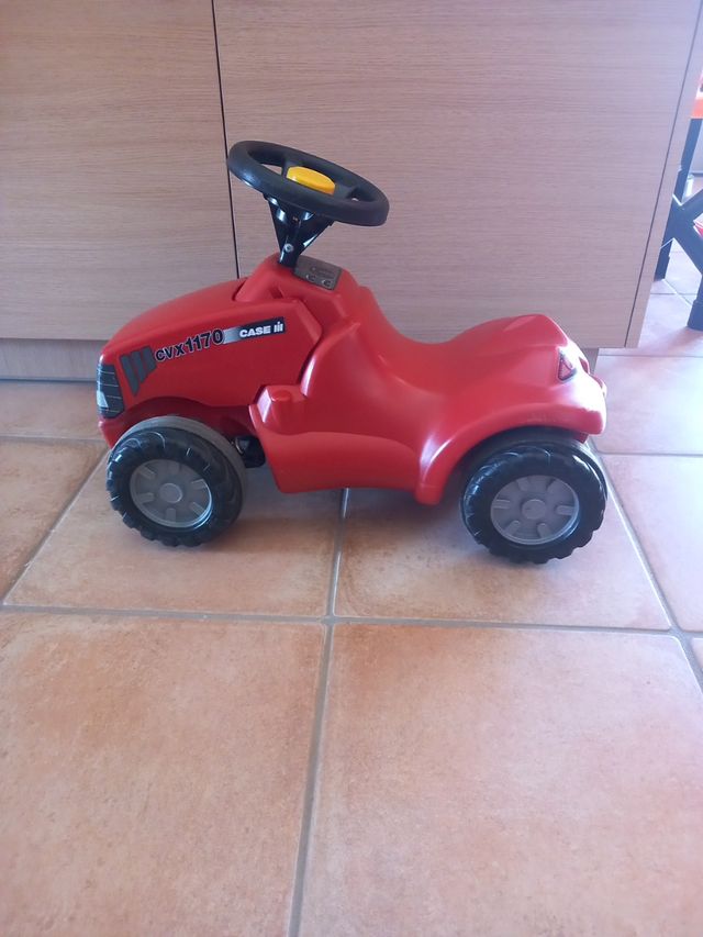 Tractor correpasillos rojo