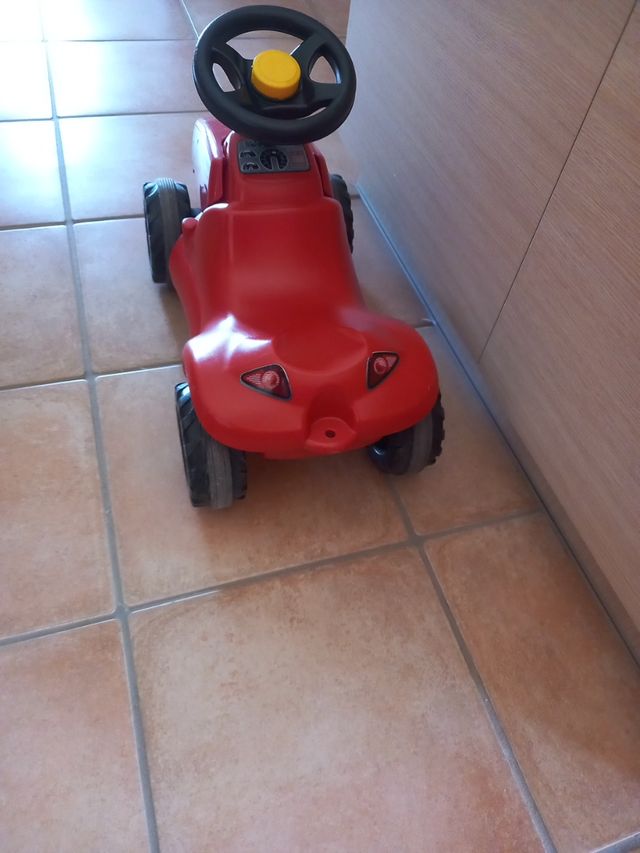 Tractor correpasillos rojo